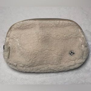 Lululemon NWT Everywhere Fleece Belt Bag,Size-1L